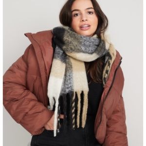 NWT Chunky Fringe Scarf